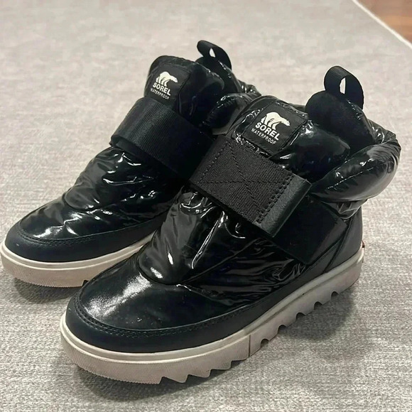 Sorel Joan of Arctic Waterproof Puffy Strap Black Boots Womans - Picture 2 of 5